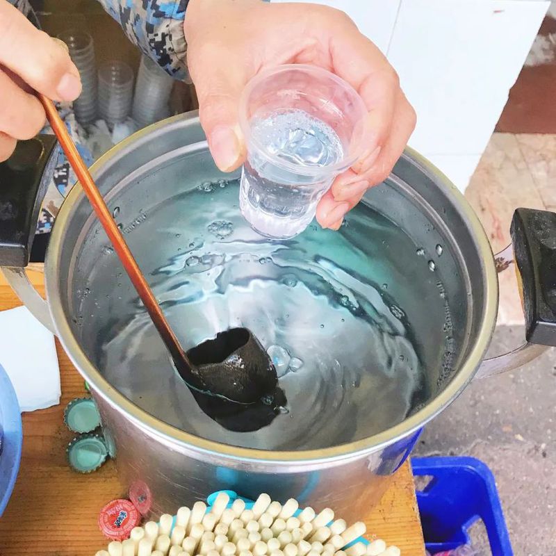 武汉市江汉区民主二街 早酒 摄影 茹枭青.jpg 图片