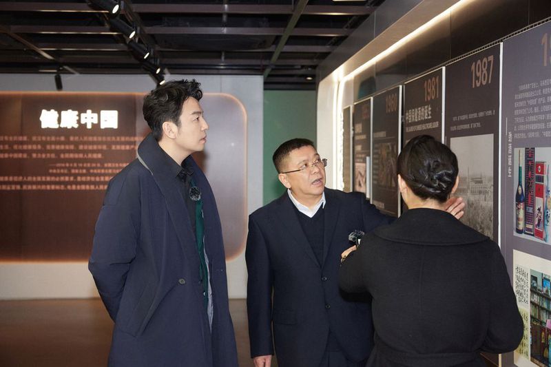 雷佳音小年探厂毛铺,解锁“草本白酒”背后的健康科技密码!