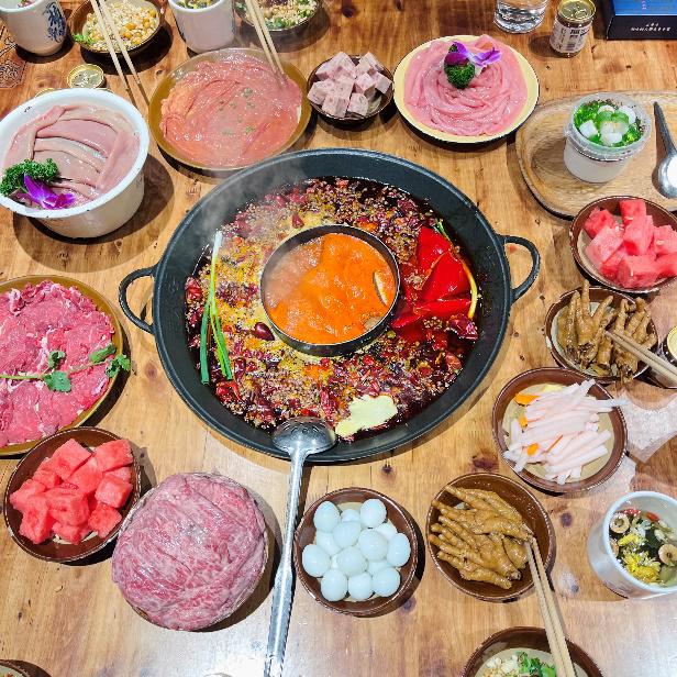 地脉、文脉、血脉、菌脉,成就川酒浓香 ——纪念1573国宝窖池群持续不间断酿造450周年