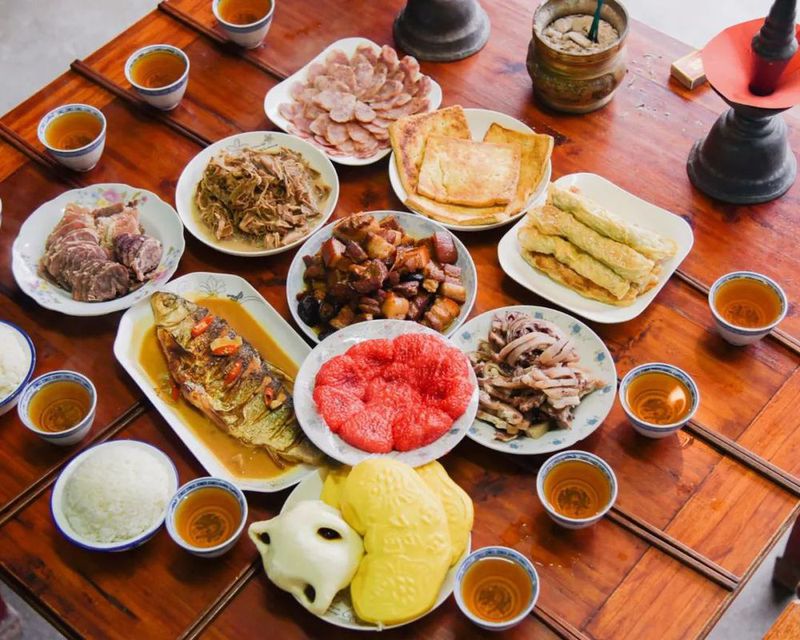 VCG111367158199 2022年1月31日,除夕夜,农历虎年新春即将到来。浙江义乌三角毛店村,村民在家中举行祭拜祖先仪式,在方桌上点红烛,摆上传统美食,倒上黄酒,把祖先请回家吃年夜饭并向他们许愿。.jpg 图片