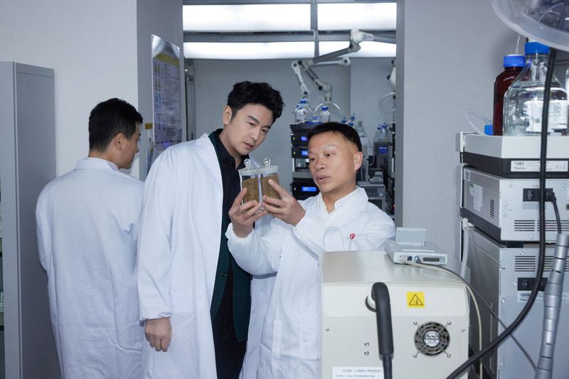 雷佳音小年探厂毛铺,解锁“草本白酒”背后的健康科技密码!