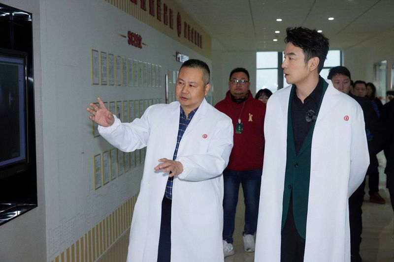 雷佳音小年探厂毛铺,解锁“草本白酒”背后的健康科技密码!