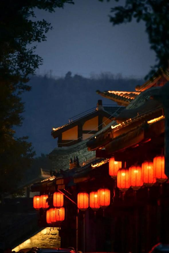 地脉、文脉、血脉、菌脉,成就川酒浓香 ——纪念1573国宝窖池群持续不间断酿造450周年