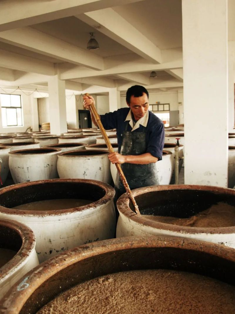 VCG111362040661 2013年11月24日,浙江绍兴,搅动酒曲。.jpg 图片