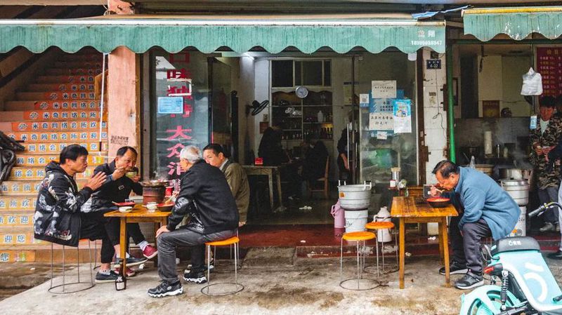 早酒场景 老年人 摄影 苏丹卿.jpg 图片