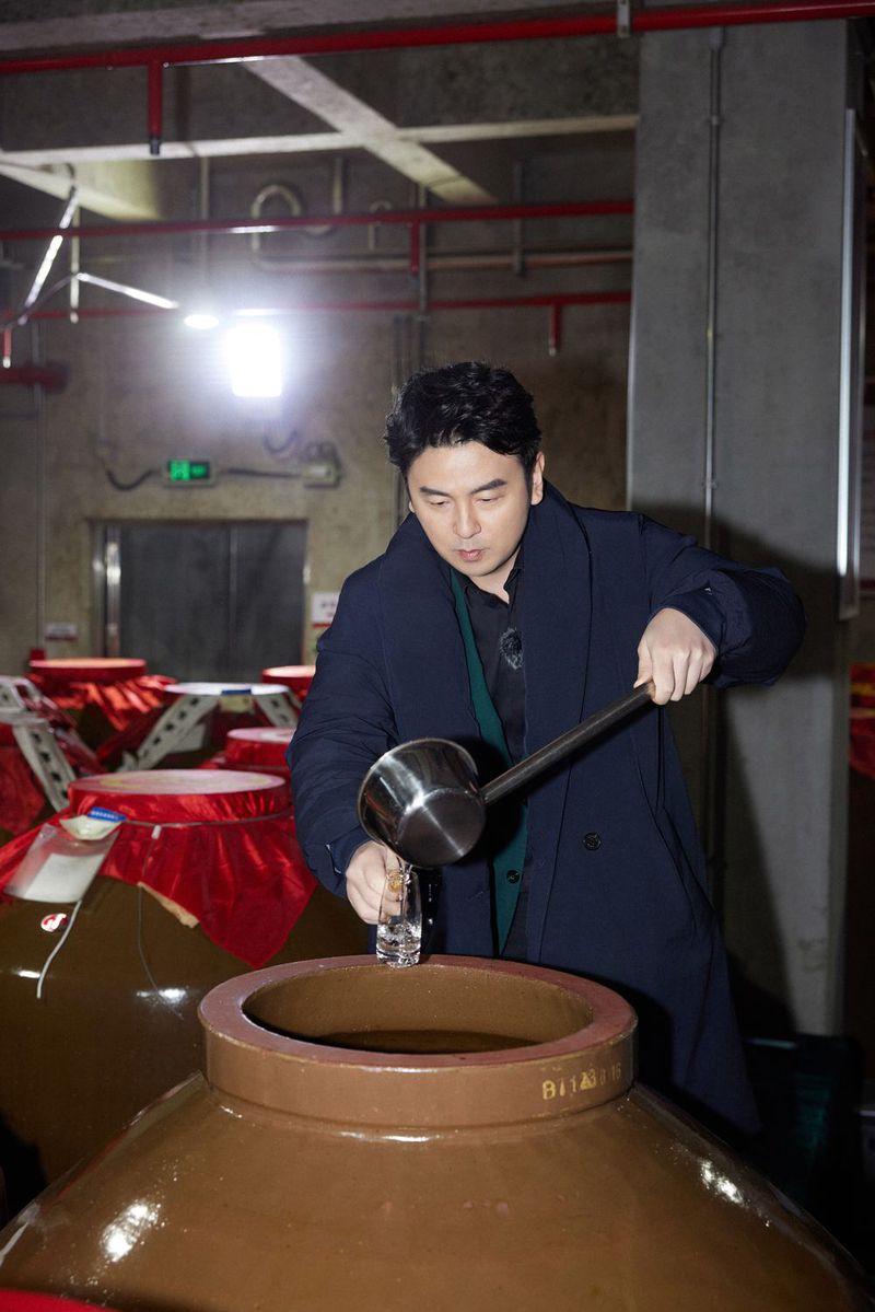 雷佳音小年探厂毛铺,解锁“草本白酒”背后的健康科技密码!