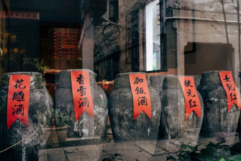 VCG111303954892 2020年10月24日,浙江绍兴,清晨的绍兴仓桥直街酒家店铺。.jpg 图片