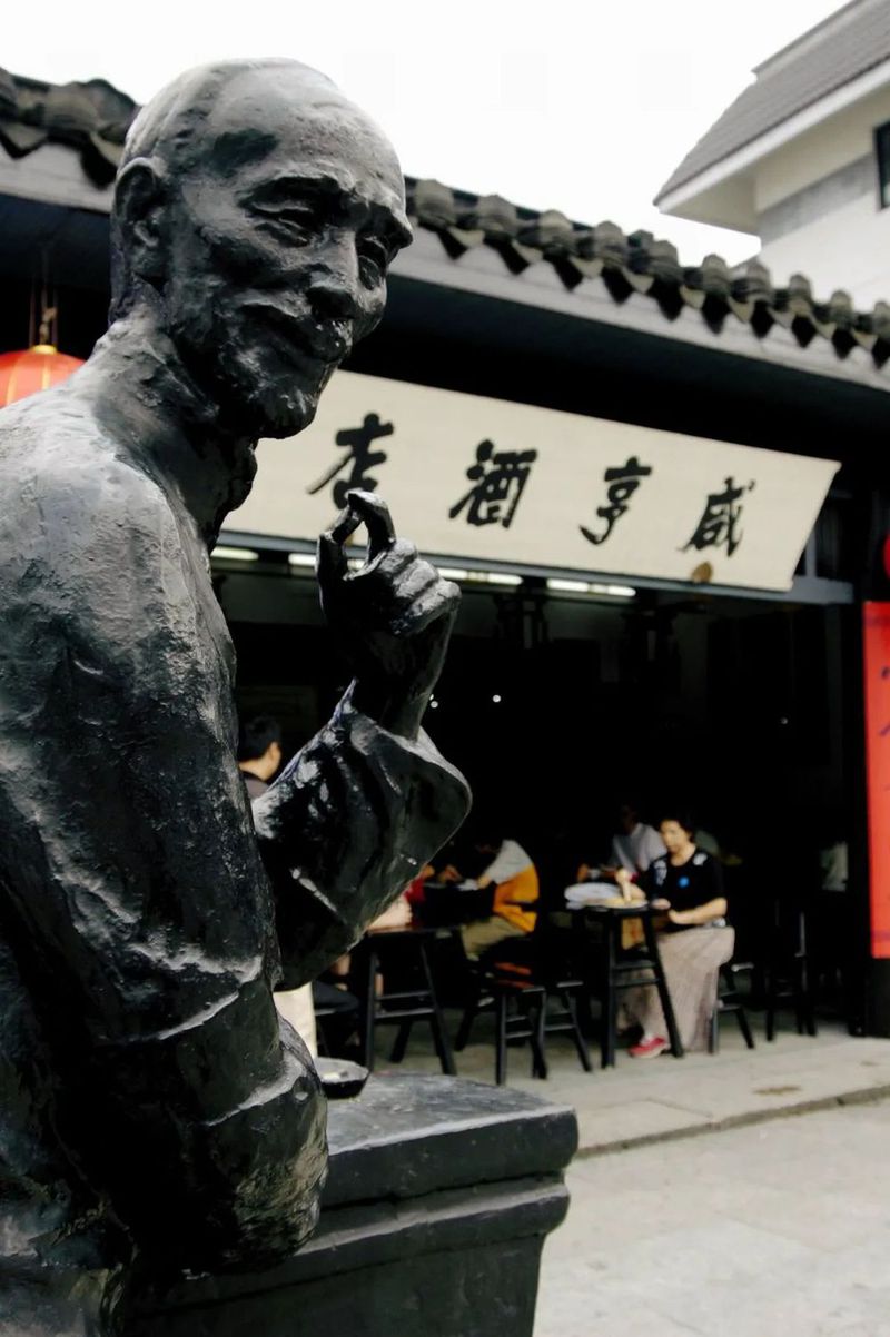 fotoe-10228268 浙江绍兴鲁迅故里,咸亨酒店门前的孔乙己塑像。 摄影 曾志.jpg 图片